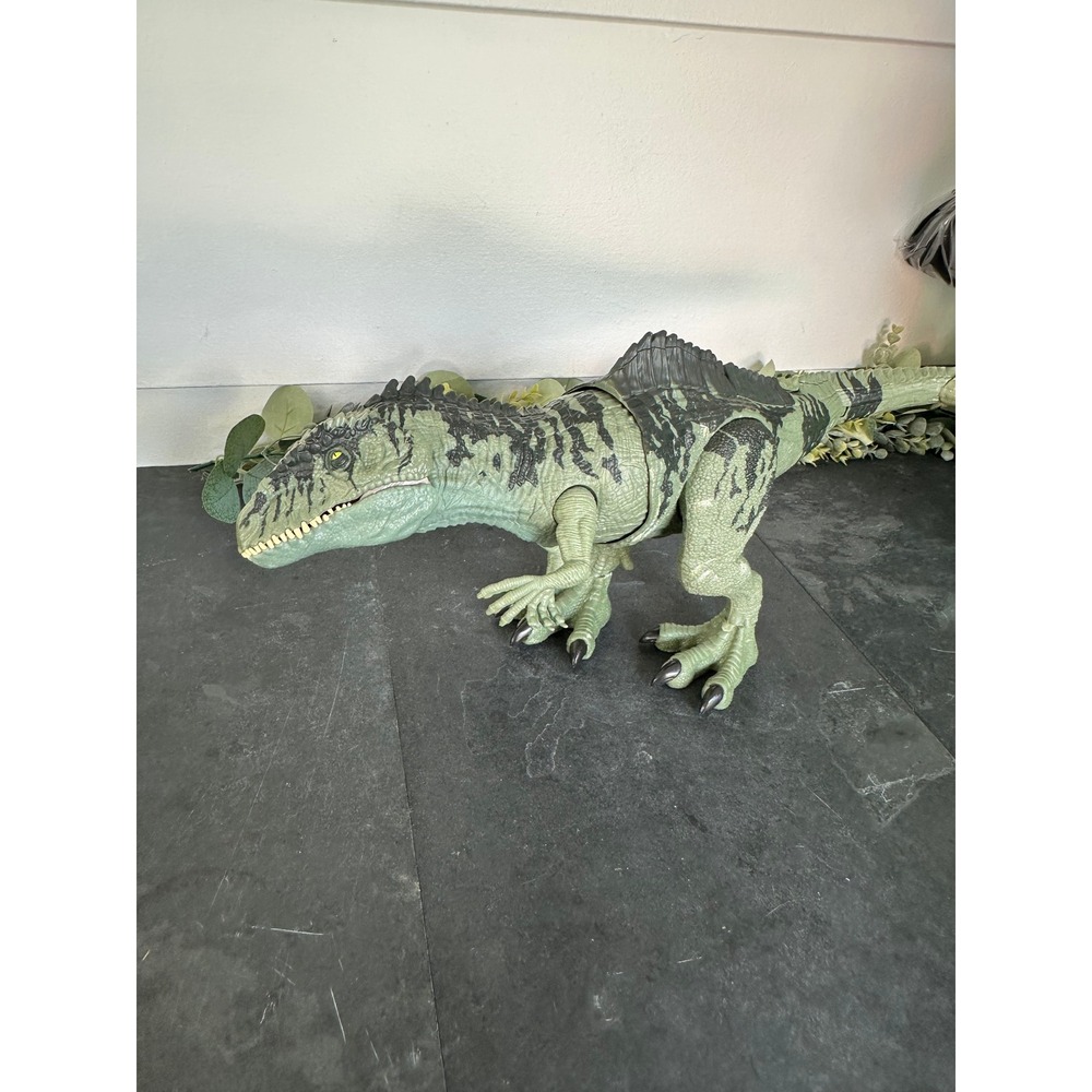 Jurassic World Dominion Giganotosaurus strike n roar 21" dinosaur toy t rex